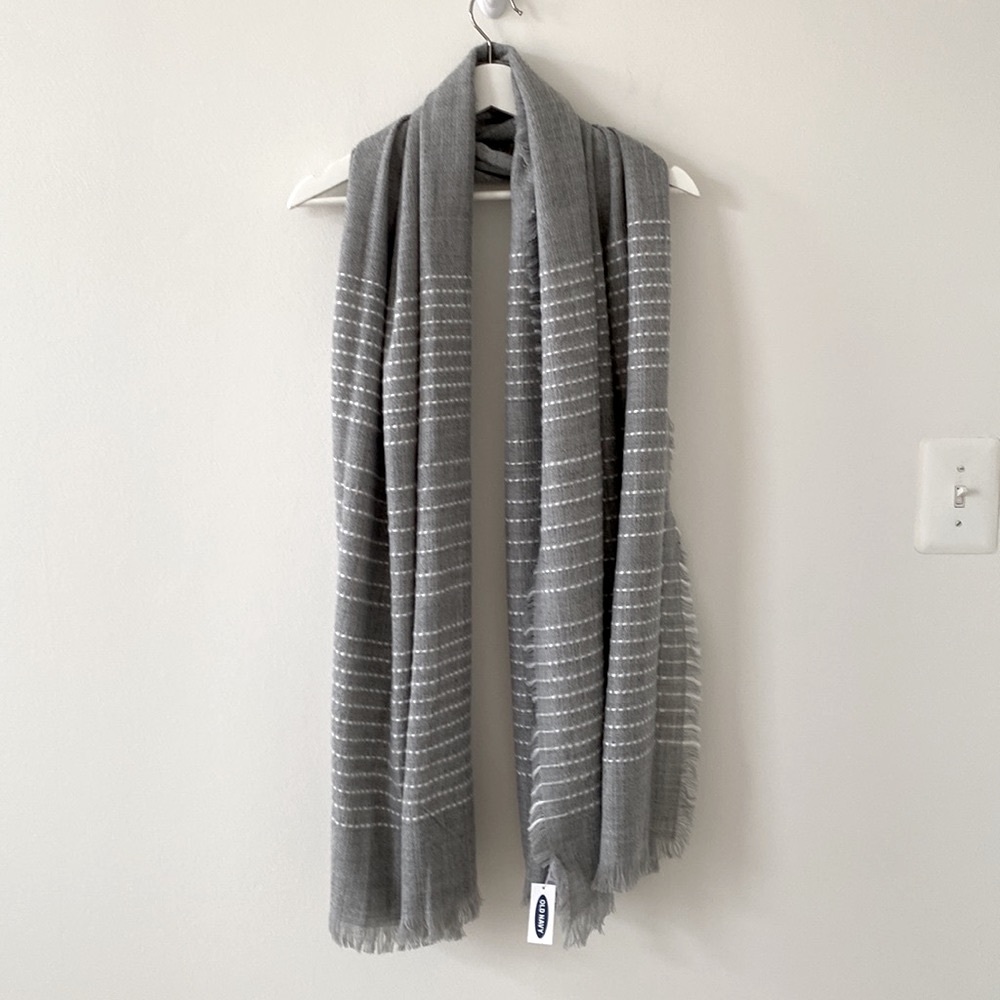 Old Navy Women’s Charcoal and White Scarf